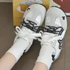 Zapatillas de Entrenamiento Alemanas Retro Blanco y Negro con Graffiti para Mujer, Nuevo Otoño 2026 Suela Suave Estilo Urbano Estudiante Zapatillas Casuales Versátiles