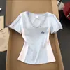 Camisa de Manga Corta con Cuello en V de Color Contrastante Estilo Retro Americano Hombro Derecho para Mujer Verano Nuevo Sexy Único Aspecto Adelgazante Top Corto