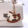 Encantador y Versátil Colgante para Bolso de Caballo Mecedora, Colgante de Dibujos Animados en Cuero, Colgante Hecho a Mano en Cuero Genuino, Llavero para Coche