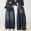 Pantalones de mezclilla anchos estilo retro con costuras visibles, con estampado a cuadros, cintura alta, efecto adelgazante y un diseño de pierna recta y fluido, perfectos para el otoño de 2026