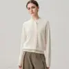 La nueva colección de otoño e invierno de la estación europea presenta un color liso, cuello alto, diseño de crochet calado y un lujoso y suave cárdigan de punto de cachemira.