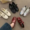 Temporada do Primeiro Encontro: Sapatilhas Femininas Vermelhas de Couro Macio Elástico Patchwork Bico Redondo Decote Baixo Estilo Ballet, Novo Modelo 2026, Sapatos Baixos Versáteis