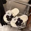 Nuevas pantuflas de moda para el hogar, planas, sin cordones, con grandes pedrería floral, algodón de moda 2026