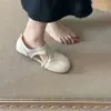 Primeiro Encontro com a Vibe Nicho Estilo Francês: Sapatos Mary Jane Planos Elegantes de Tira Única Estilo Fada com Recorte Profundo Vazado Que São Gentis e Emagrecem
