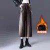 Pantalones de cuero cortos y cálidos con forro de polar para mujer, nuevo estilo otoño e invierno 2026, pantalones rectos de pierna ancha de cintura alta adelgazantes, modernos