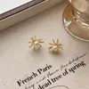 Brincos de Pinos Prateados com Pérolas Europeias e Americanas Transfronteiriços Design Feminino com Senso Peças Pequenas Versáteis Brincos Simples Brincos Galvanizados em Latão
