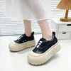 Zapatillas con plataforma para aumentar la altura en estilo universitario para mujeres bajitas, zapatos blancos, nuevos zapatos casuales de suela gruesa para otoño 2026