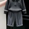 Conjunto de Moda Masculino Primavera e Outono Modelo 2026 Cinza Escuro Suéter de Tricô com Gola Polo Bordada Terno Infantil Calça Casual