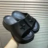 Chinelos de Sola Grossa 2026 Novo Modelo para Mulheres, Adequados para Viagem, Uso Externo de Verão, Sandálias de Uma Tira para Estudantes, Aumenta a Altura