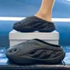 Pantuflas de media suela antideslizantes para hombre 2026 nuevos zuecos perezosos de verano de alta gama, pantuflas cerradas resistentes al desgaste para hombre