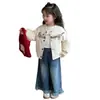 Chaqueta de béisbol estilo dulce para niñas con letras bordadas exquisitas y lazo de encaje tridimensional para bebés
