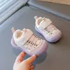 Zapatos de caminar para bebé anti-patada, zapatos de correr de cuero para bebé niño otoño 2026, zapatos de caminar de suela suave para bebé niña, venta al por mayor