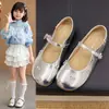 Sapatos Mary Jane prateados, baixos e rasos, para meninas, novo estilo primavera e outono 2026, adequados para combinar com saias, sapatos pequenos de couro, gentis e elegantes
