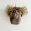 Chapéu infantil Qiunan, modelo xadrez, da moda inverno, com proteção para as orelhas. Boné de beisebol com forro de pelúcia e aba curta.