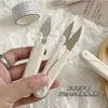 Tijeras pequeñas de alto valor para tiendas de ropa, para cortar hilos a mano, blanco puro, con una cubierta para seguridad, tijeras pequeñas simples