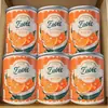 Laranjas frescas em calda de açúcar, caixa fechada, latas grandes comerciais de rodelas de laranja, lanches de frutas prontos para comer
