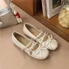 Sapatos Femininos Estilo Mary Jane Baixo Ballet Novo Estilo Primavera/Verão 2026 com Laço Plissado e Fivela Cruzada, Sapatos de Salto Oculto para Aumento de Altura para Mulheres