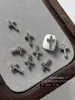 1000 piezas Plata Antigua Cruz Arte de Uñas Aleación Adornos Estilo Oscuro Punk Flor Decoración de Uñas Bolsa Completa Personalizado Venta al por Mayor