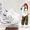 Sapatos de verão para meninas 2026 novo estilo tênis esportivos infantis para crianças pequenas, médias e grandes, malha respirável com sola macia, sapatos de malha única