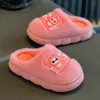Nova coleção de inverno de pantufas infantis de algodão, com fofos designs de ursinhos de desenho animado para meninas, com forro espesso e felpudo para aquecimento e conforto, perfeitas para usar em casa. Disponível para dropshipping