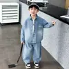 Conjunto Jeans Masculino de Primavera Estilo Coreano Bonito 2026 Primavera/Outono Novo Jaqueta Camisa Infantil Roupas para Bebês e Crianças Pequenas