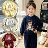 Coleção nova de 2026: roupa doce e estilosa de outono/inverno para meninas, apresentando uma blusa de moletom com forro de fleece e um conjunto de duas peças moderno para um look casual