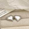 Aretes de aguja de plata de metal plateado simple, aretes de moda comodín, aretes de viento frío de nicho con temperamento de alta gama, venta al por mayor