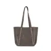 Bolsa de Axila Feminina Grande Capacidade com Textura Retrô Transfronteiriça Nova Moda Bolsa Tote com Rebites Bolsa de Ombro para o Dia a Dia em Veludo de Couro de Veado