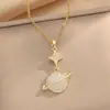 Collar de acero y titanio de estilo japonés-coreano para mujer, cadena de clavícula de alta gama, sin color, ligero, de lujo, con trébol de cuatro hojas a juego.