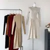 Vestido suéter de punto de calidad para comercio exterior de mujer, otoño e invierno, cuello semi-alto, entallado en la cintura, plisado, bajo amplio, vestido línea A para mujer