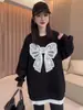 Sudadera de estilo europeo, corte relajado, con nudo de mariposa tejido a ganchillo, forro polar, cuello redondo para mujer, un top holgado y moderno de manga larga de longitud media para invierno