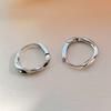 Pequeño arete de aro retorcido liso Europa y Estados Unidos nuevo temperamento aretes de Mobius suministro de fábrica de joyería para la oreja