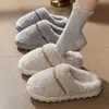 Chinelos de pelúcia de algodão de inverno para mulheres, antiderrapantes, com design de bico fechado, adequados para uso pós-parto, espessados para calor extra, modelo 2027, chinelos silenciosos para interior para homens