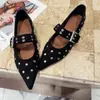 Sapatos Mary Jane com tachas e bico fino para mulheres, sapatos baixos de camurça para o outono de 2026 com fivela, sapatos rasos versáteis retrô para o trabalho