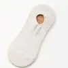 Calcetines nuevos de primavera y verano para damas, calcetines de barco coreanos de color sólido con hilo oscuro, boca poco profunda para mujer, calcetines invisibles antideslizantes para mujer al por mayor