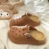 Sapatos de Buraco de Sola Grossa Antiderrapante Femininos Verão 2025 Novo Estilo Sapatos de Casa com Sensação de Merda Roupa de Rua Sandálias Simples e Chinelos para Mulheres