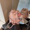 Bolsas Pequenas Populares de Verão Transfronteiriças para Mulheres 2025 Novo Estilo Bolsa Transversal Versátil Bolsa Balde Portátil de Alta Qualidade