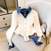 Novo cardigã de malha com retalhos de jeans e torcido, estilo duas peças, elegante e estiloso, para mulheres