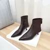 Botines negros de tacón alto para mujer, colección otoño/invierno 2026, con cuero suave, tacón bajo, punta fina y un diseño de tacón delgado estilo francés.