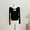 Atractivo, encantador, delicado y suave, este conjunto de cárdigan texturizado de jacquard de encaje de alta resistencia irradia elegancia