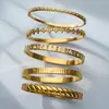 Moda estilo europeo nuevo acero inoxidable banda lisa corazón incrustado con circonita cierre pulsera conjunto nicho versátil joyería de mano mujeres