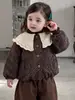 Conjunto de invierno para niñas: Chaqueta de algodón floral estilo retro, capa base con forro polar y pantalones largos casuales - un conjunto de tres piezas para niñas pequeñas