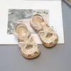 Sandálias para Bebê Menina 2026 Verão Novo Sapatinhos de Princesa para Bebê Pequeno Sola Macia Sapatos para Caminhar Sapatinhos de Bebê Sandálias para Crianças Pequenas