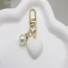 Lindo Colgante Llavero Corazón de Resina Multicolor Perla Versátil Femenino Colgante Corazón de Durazno Accesorio para Bolso Teléfono