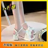 Mocassins Estilo Casual 2026 Primavera/Verão Estilo Fada Versátil Fashionável Feminino Sandálias Fofas de Bico Aberto com Uma Tira para Mulheres Uso Externo