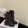 Novidades Outono e Inverno 2025 Sapatilhas de Bico Redondo com Fivela e Tira Botas de Cano Médio com Solado Grosso Botas Longas Botas de Motocicleta Versáteis Botas de Cowboy Ocidentais