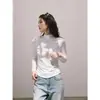 Blusa feminina básica branca de gola alta dobrada com mangas compridas para primavera e outono, com cintura marcada, efeito emagrecedor e tecido elástico, adequada para usar em camadas e como base para o trabalho