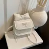 Nuevo bolso cuadrado pequeño de estilo coreano para niña de principios de otoño con lazo y forma de corazón, bolso cruzado lindo y dulce, bolso para mujer al por mayor