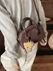 Bolso de mano cuadrado pequeño, moderno y único, estilo coreano, un bolso cruzado moderno y chic para mujer, nueva colección de otoño 2026, un bolso tipo bowling personalizado