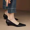 Tacones de aguja de punta fina en piel suave, elegantes y con estilo, versátiles y sexys, con un corte bajo y diseño de recorte lateral, zapatos de primavera y verano para mujer
